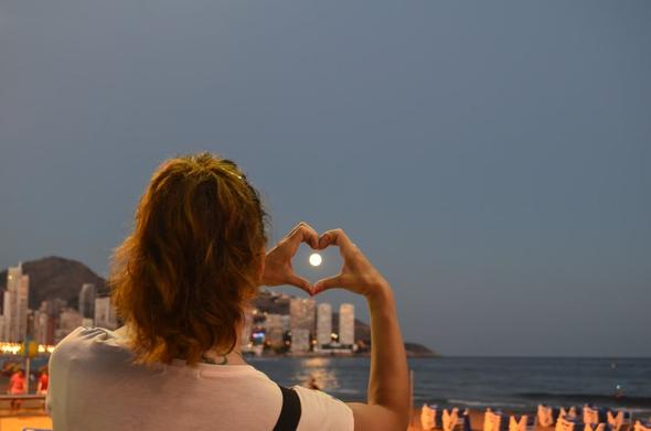 #Pexels photo of the back of a person with red hair in the foreground. They are on the edge of a body of water. With their fingers they are making a heart symbol, and it is encircling the moon which is low in the evening sky. 
Mood is a gesture of universal love. 

Benidorm, Comunidad Valenciana, Spain
Dated 2015 Sep 05, by vicente jesús diaz.
www.Pexels.com/photo/woman-showing-heart-hand-sign-621731/ 

www.KronoMoon.org 🏳️‍🌈 ☮️ 
#MoonOverMastodon #KronoWatch