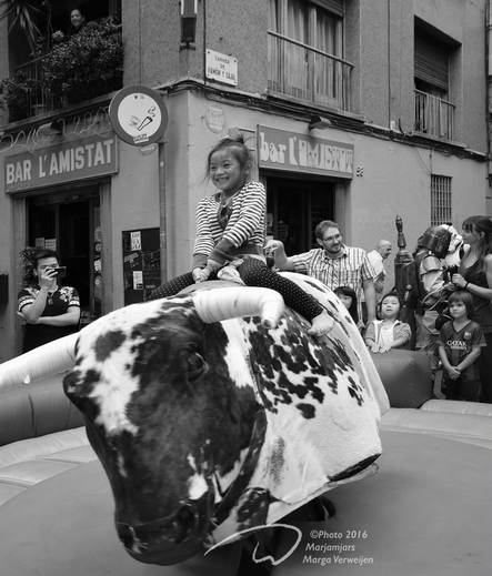 A child on a rodeo bull ride in Barceona who makes this seem an easy thing to do.