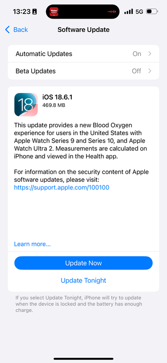 Screenshot of the Settings app showing iOS 18.6.1 as available.

The release notes read:

iOS 18.6.1
469.8 MB

This update provides a new Blood Oxygen experience for users in the United States with Apple Watch Series 9 and Series 10, and Apple Watch Ultra 2. Measurements are calculated on iPhone and viewed in the Health app.
- - -
Capture d'écran de l'application Paramètres montrant iOS 18.6.1 disponible.

Les notes de version se lisent comme suit :

iOS 18.6.1
469,8 Mo

Cette mise à jour offre une nouvelle expérience d'oxygène dans le sang aux utilisateurs des États-Unis équipés de l'Apple Watch Series 9 et Series 10, et de l'Apple Watch Ultra 2. Les mesures sont calculées sur l'iPhone et affichées dans l'app Santé.