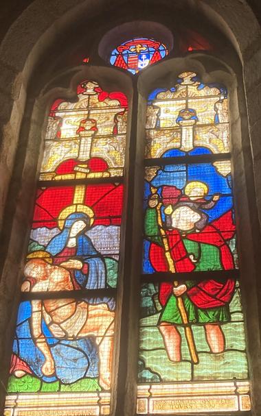 Un vitrail à deux lancettes (2 parties séparées), avec à gauche, une pietà (la Vierge tenant le Christ mort sur ses genoux) et à droite, saint Christophe portant le Christ enfant sur ses épaules