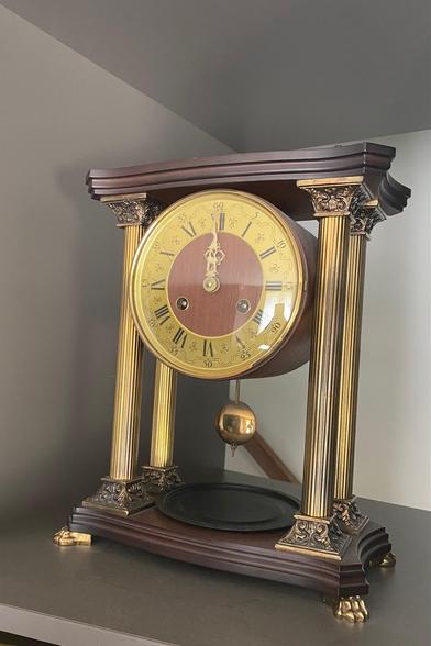 antique clock
Kolompendule

Hout (gevlamd mahonie afwerking) en metaal (messing en geel koper).
Goed onderhouden en werkend.

Hoogwaardig binnenwerk., 8-daags uurwerk
Uuraanduiding met bi-tonale klokslagen (bel)
Haalfuuraanduiding met enkele bi-tonale klokslag (bel)

35x28x15 cm (hxbxd)