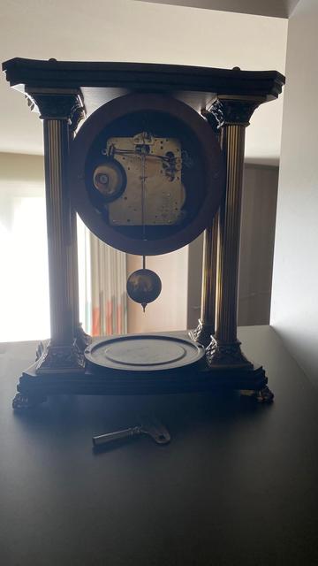 Kolompendule

Hout (gevlamd mahonie afwerking) en metaal (messing en geel koper).
Goed onderhouden en werkend.

Hoogwaardig binnenwerk., 8-daags uurwerk
Uuraanduiding met bi-tonale klokslagen (bel)
Haalfuuraanduiding met enkele bi-tonale klokslag (bel)

35x28x15 cm (hxbxd)