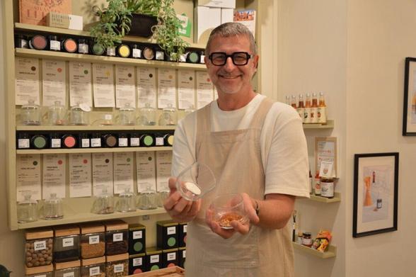 Zaatar, curry, harissa... Avec son commerce à Nantes, Guillaume veut "dépoussiérer le monde des épices"