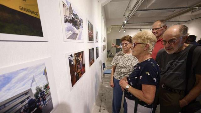 Hunderte Zuschauer kommen zur Ausstellung der WA-Fotografen