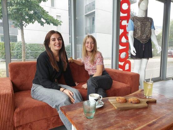 ces deux amies d'enfance ouvrent un "Ravito Club"