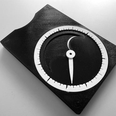 Mechanischer Mondrechner "Meton" aus schwarzem Filament mit der Anzeige für den 22. August 2025.