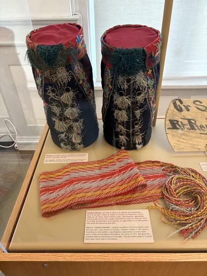Ceinture fléchée et métis leggins au musée de Saint Boniface