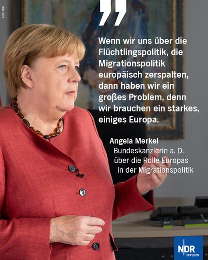 Das Bild zeigt Angela Merkel, die ehemalige deutsche Bundeskanzlerin, in einer Halbaufnahme. Sie steht und spricht vor einem dunklen, unscharfen Hintergrund. Ihr Blick ist nach links gerichtet.

Sie trägt einen roten Blazer mit schwarzer Knopfleiste und eine braune Halskette. Ihre kurzen, blonden Haare sind gestylt und fallen locker.

Auf der rechten Seite des Bildes befindet sich ein großer, weißer Schriftblock mit einem Zitat von ihr. Der Text lautet:

"Wenn wir uns über die Flüchtlingspolitik, die Migrationspolitik europäisch zerspalten, dann haben wir ein großes Problem, denn wir brauchen ein starkes, einiges Europa."

Darunter steht ihr Name und Titel:

Angela Merkel
Bundeskanzlerin a. D.
über die Rolle Europas
in der Migrationspolitik.