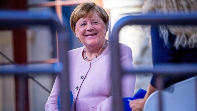 "Glücksfall für unser Land": Schwesig verleiht Merkel Verdienstorden Mecklenburg-Vorpommerns
