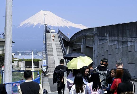 Local reaction to Mt. Fuji photo hunters causing major regrets
