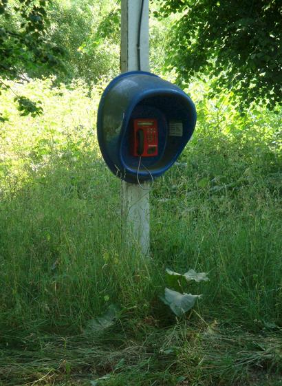 Ein einsames (russisches) Telefon in der Pampa irgendwo in Ostpreußen, heute Oblast Kaliningrad. Ist schon etwas her - als wir dort durchs Land reisten, gehörte die Krim noch zur Ukraine ...