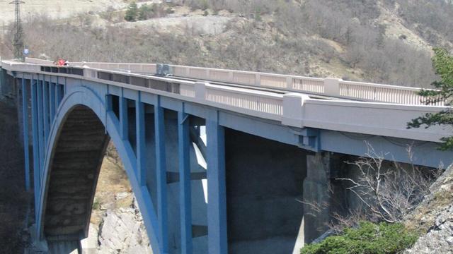 elle se jette d'un pont pour se suicider, un filet de saut à l'élastique la retient