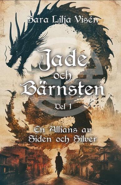 Bokomslag: Jade och Bärnsten del 1 : En allians av siden och silver. Ljus bakgrund med en mörk siluett av en drake. Längst ner en målning i jordtoner av en gata med små hus på båda sidor. En mörkklädd person går mitt på gatan med ryggen mot åskådaren.