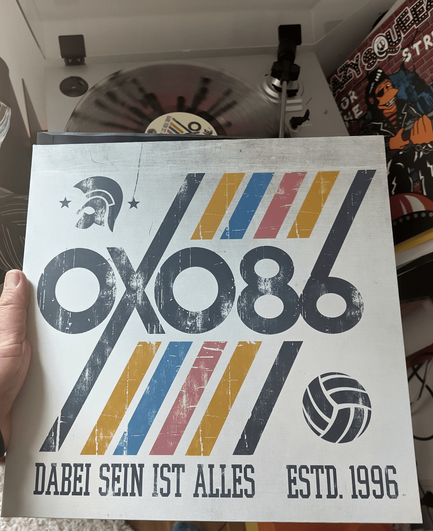 eine Hand die eine Oxo 86 -Dabei sein ist alles Lp hält