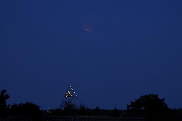 Der Mond bei totaler Finsternis zusammen mit Tetraeder.
