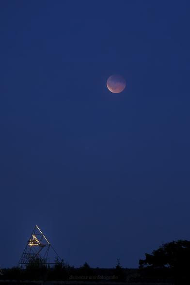 Der Mond bei totaler Finsternis zusammen mit Tetraeder.
