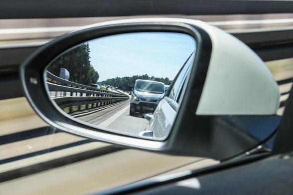 Autofahrer auf der A 72 ausgebremst und mit Blaulicht verwirrt: Chemnitzer vor Gericht