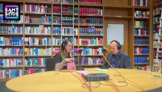Steffi und Jörg bei der Podcast-Aufnahme in der Bibliothek des OLG Karlsruhe