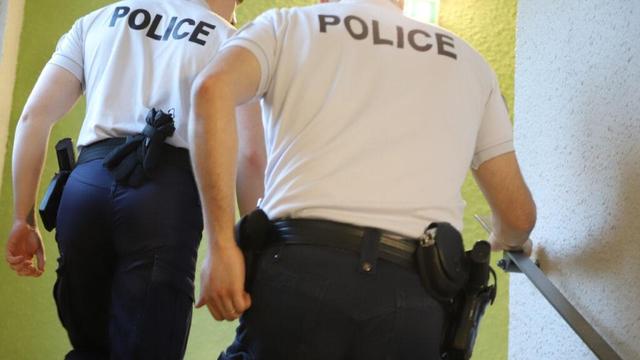 les policiers interviennent pour une balle perdue, ils tombent sur une arme et de la drogue