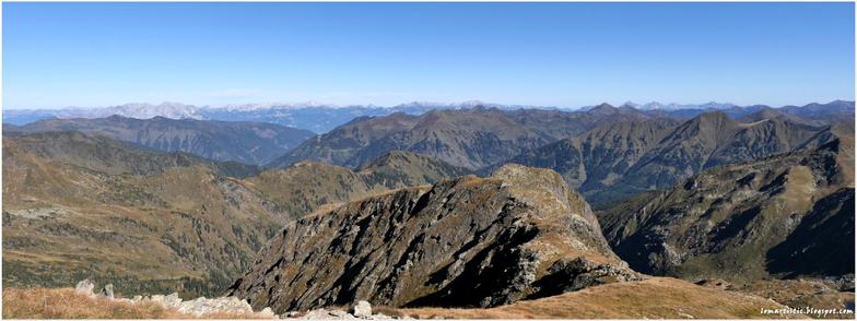 Bergpanorama unter blauem Himmel