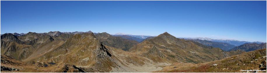 Bergpanorama unter blauem Himmel
