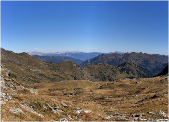 Bergpanorama unter blauem Himmel