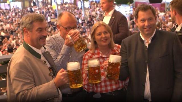 Söder stichelt gegen Berlin: Merz gibt sich bei Oktoberfest ganz volksnah