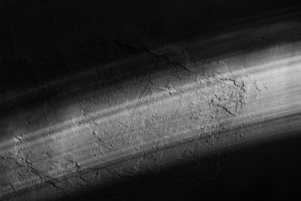 Luz natural proyectada en un muro con textura rugosa, creando sombras y contrastes. | 

English description: natural light cast on a rough textured wall, creating shadows and contrasts.