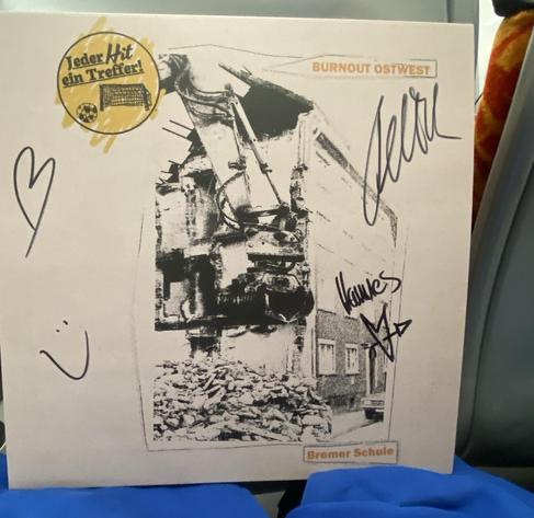 Cover einer Vinyl Schallplatte der Band „Burnout Ostwest“ mit Autogrammen der zuständigen Künstler.