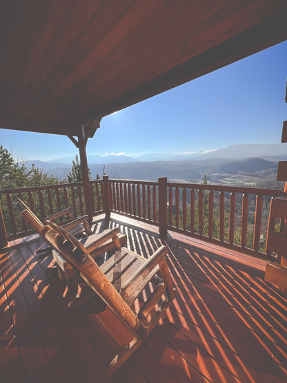 A wooden bench sits on a deck overlooking misty tree-covered hills in the Smoky Mountains near Gatlinburg, Tennessee. The scene is peaceful and inviting, with soft natural sunlight and a tranquil forested backdrop.
Photo by Travis Wyatt on Unsplash.com