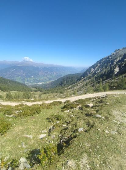 A short pause halfway between start and finish: Sillian and the eastern part of Puster Valley down below. The Villgraten Mountains, part of the Hohe Tauern, rise on the other side of the valley.