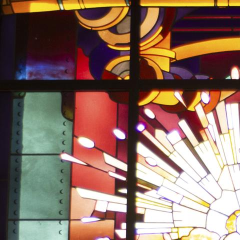 Détail d’un vitrail coloré aux motifs géométriques, vitrail de majorelle Détail d’un vitrail coloré aux motifs géométriques, vitrail de majorelle