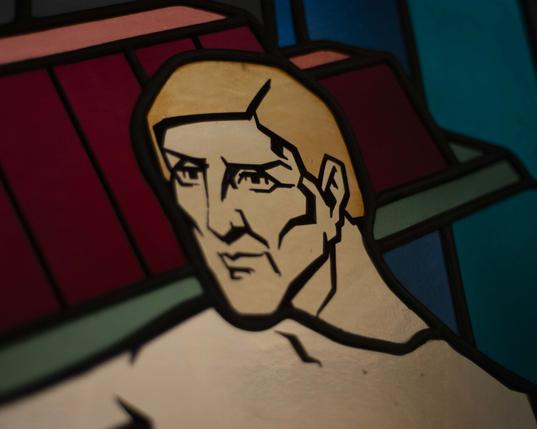 Gros plan sur le vitrail, portrait d'un ouvrier Gros plan sur le vitrail, portrait d'un ouvrier