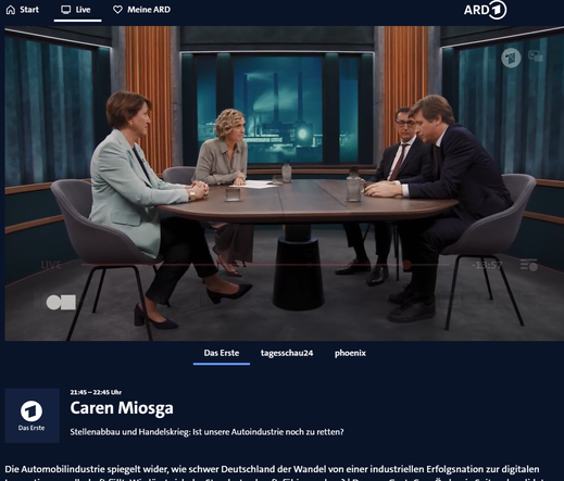 21:45 – 22:45 Uhr
Caren Miosga
Stellenabbau und Handelskrieg: Ist unsere Autoindustrie noch zu retten?
Die Automobilindustrie spiegelt wider, wie schwer Deutschland der Wandel von einer industriellen Erfolgsnation zur digitalen Innovationsgesellschaft fällt. Wie lässt sich der Standort zukunftsfähig machen? | Dazu zu Gast: Cem Özdemir, Spitzenkandidat von Bündnis 90/Die Grünen bei der Landtagswahl 2026 in Baden-Württemberg | Hildegard Müller, Präsidentin Verband der Automobilindustrie e.V. Moritz Schularick, Präsident Kiel Institut für Weltwirtschaft