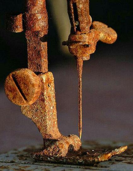 le jour se lève sur une machine à coudre abandonnée couverte de rouille