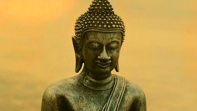 Closeup of the head of a Buddha statue.