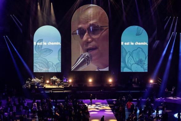 Messes, gospel... A Paris, l'Accor Arena se transforme en église géante pour catholiques décomplexés