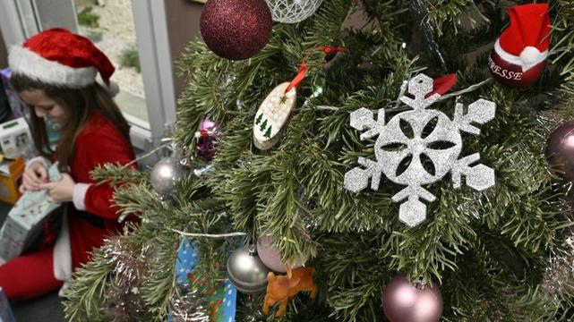 pour ses bénéficiaires sans enfant, la possible suppression de la prime de Noël est une "injustice"