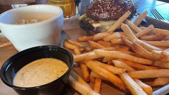 A restaurant guide for places near Hoyt Sherman Place in Des Moines