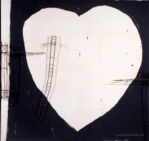 Un corazón grande, blanco y central ocupa casi todo el espacio, dibujado de manera sencilla y orgánica sobre un fondo negro. 
Atravesando el corazón, de lado a lado, hay varias estructuras construidas en alambre oxidado como si fuera un dibujo en el espacio. Escaleras metálicas que  se extienden hacia los bordes del lienzo. Otra estructura simula un puente roto. Sobre el lienzo tambien hay pequeños trocitos de cristal rojo