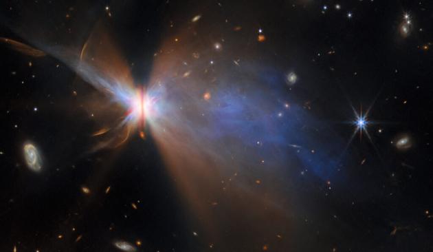 Webb capture des mèches poussiéreuses autour d'un disque de formation de planète  