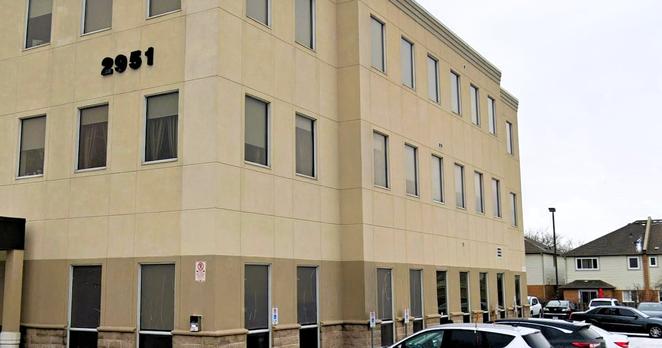 The exterior of 2951 Walkers Line is seen in this screengrab from Google Maps. The walk-in clinic that Halton Region Public Health said used unsterile needle is located in this building. (Google Maps)