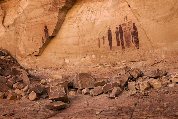 A picture of 7,000-year-old art at Horseshoe Canyon, Utah. One of the structures portrayed looks suspiciously like a TARDIS.