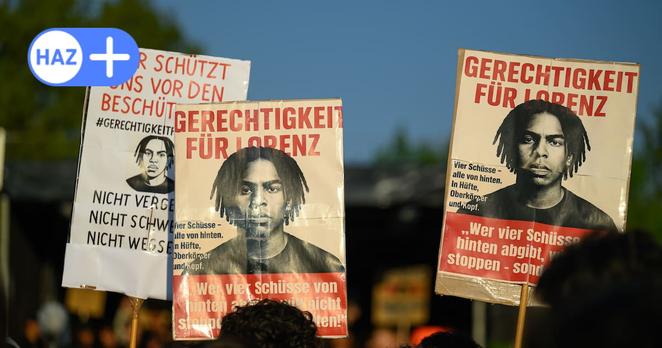 „Gerechtigkeit für Lorenz“: Das fordern Demonstranten bei einer Kundgebung nach den tödlichen Polizeischüssen in Oldenburg. (Archivbild) „Gerechtigkeit für Lorenz“: Das fordern Demonstranten bei einer Kundgebung nach den tödlichen Polizeischüssen in Oldenburg. (Archivbild)
