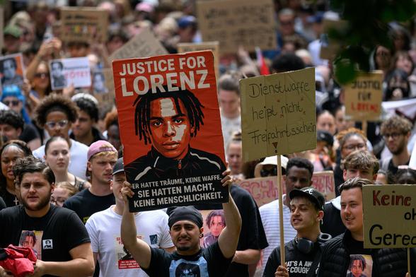Teilnehmer einer Demonstration "Gerechtigkeit für Lorenz" halten ein Bildnis des Toten in die Höhe Teilnehmer einer Demonstration "Gerechtigkeit für Lorenz" halten ein Bildnis des Toten in die Höhe